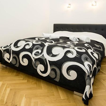 Black & White Apartment Prague By Wenceslas Square And Muzeum Luaran gambar