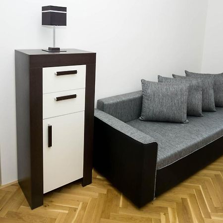 Black & White Apartment Prague By Wenceslas Square And Muzeum Bilik gambar