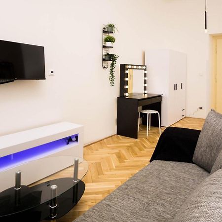 Black & White Apartment Prague By Wenceslas Square And Muzeum Luaran gambar
