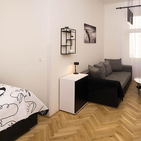 Black & White Apartment Prague By Wenceslas Square And Muzeum Luaran gambar