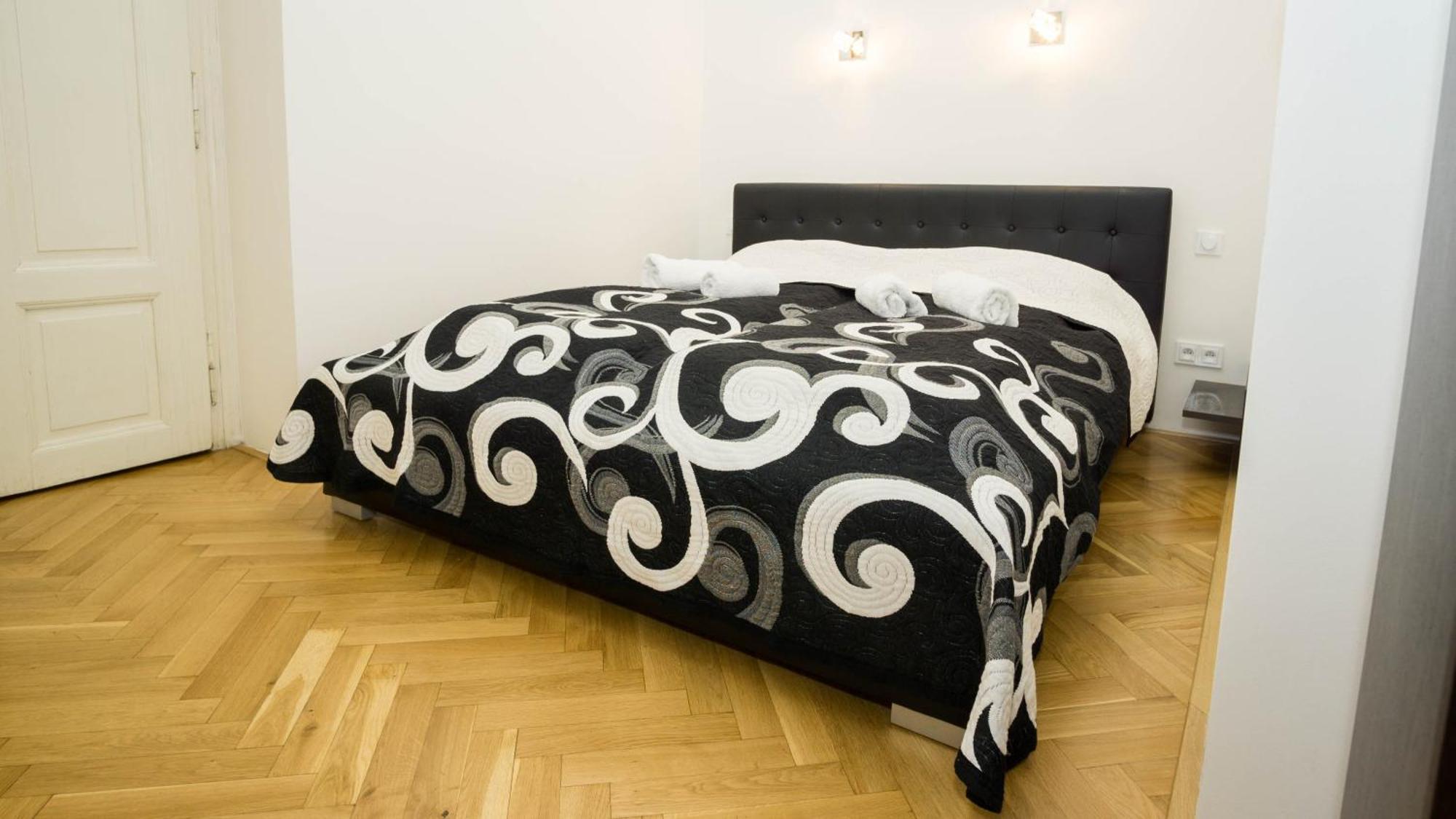 Black & White Apartment Prague By Wenceslas Square And Muzeum Luaran gambar