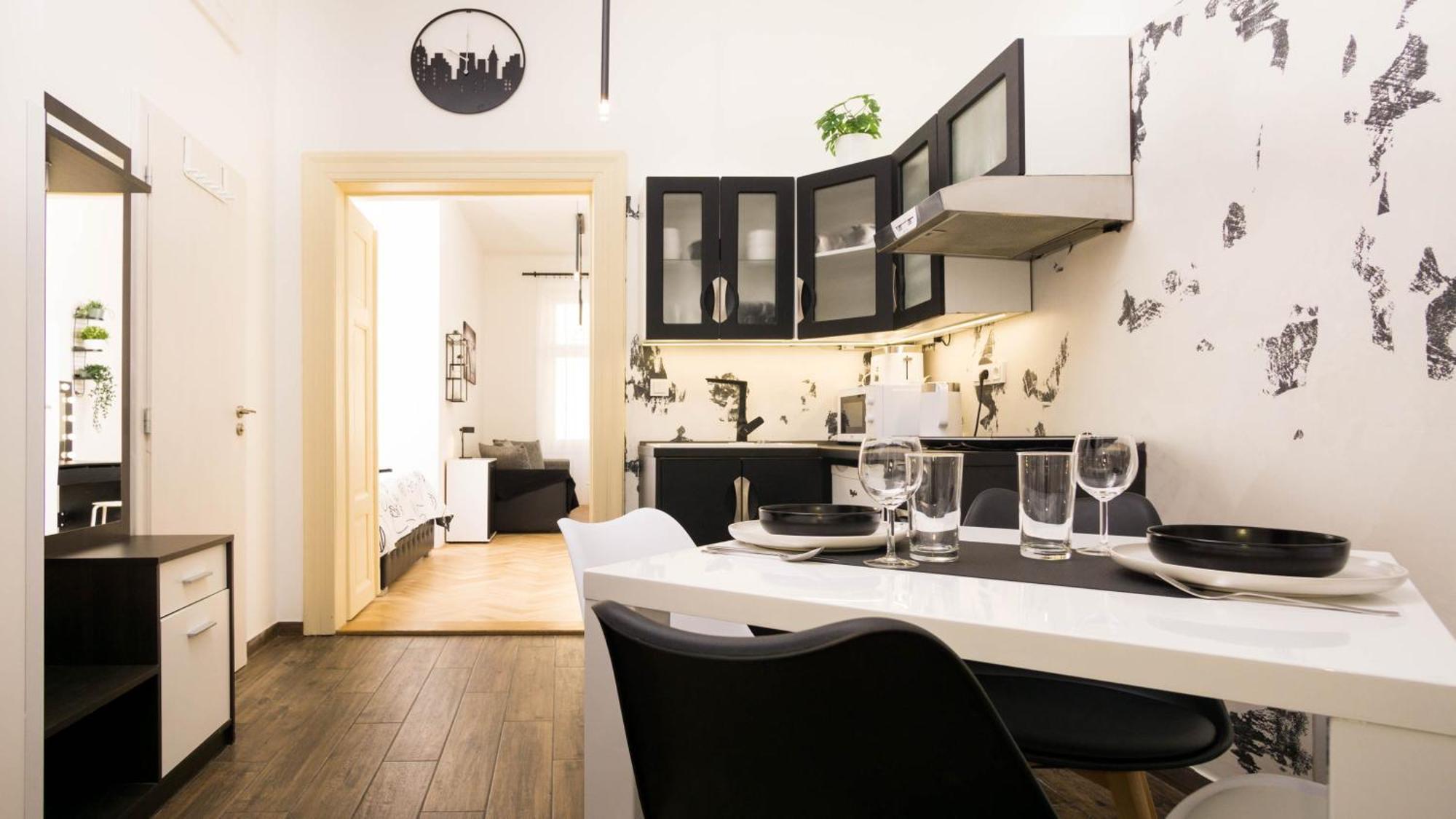 Black & White Apartment Prague By Wenceslas Square And Muzeum Bilik gambar