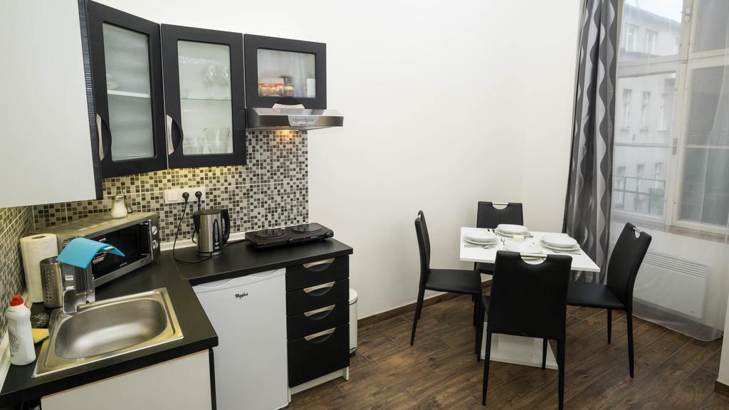 Black & White Apartment Prague By Wenceslas Square And Muzeum Bilik gambar